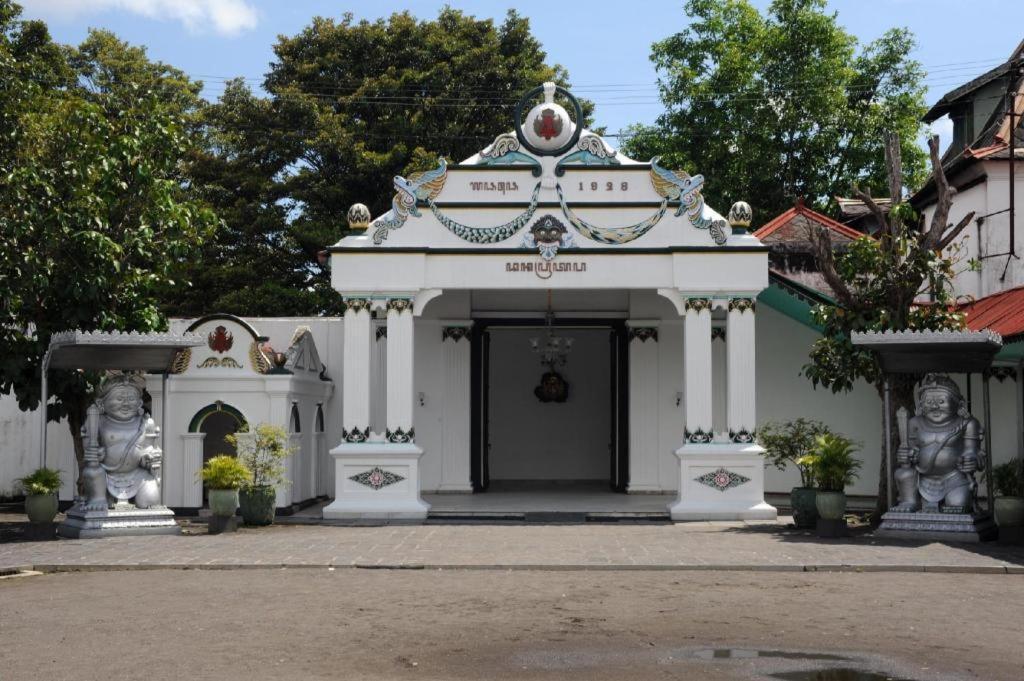 KJ Hotel Yogyakarta Kültér fotó