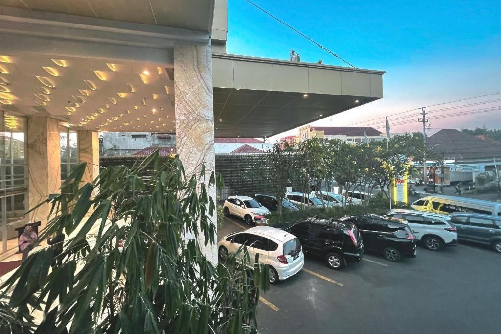 KJ Hotel Yogyakarta Kültér fotó